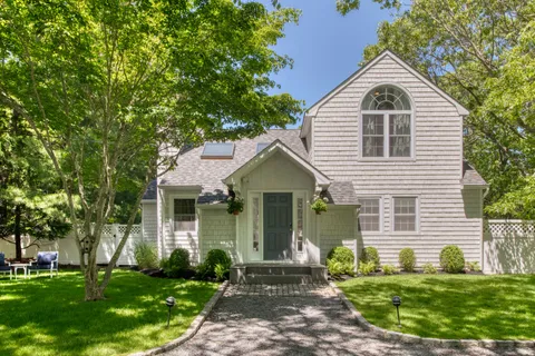 45 Wooded Oak Lane, East Hampton, NY 11937