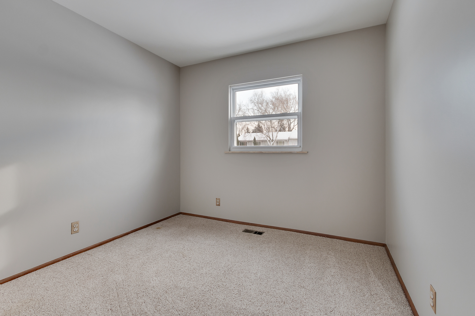 1240 Post Road Aurora, IL 60506 - Photo 12 of 15 an empty room with windows