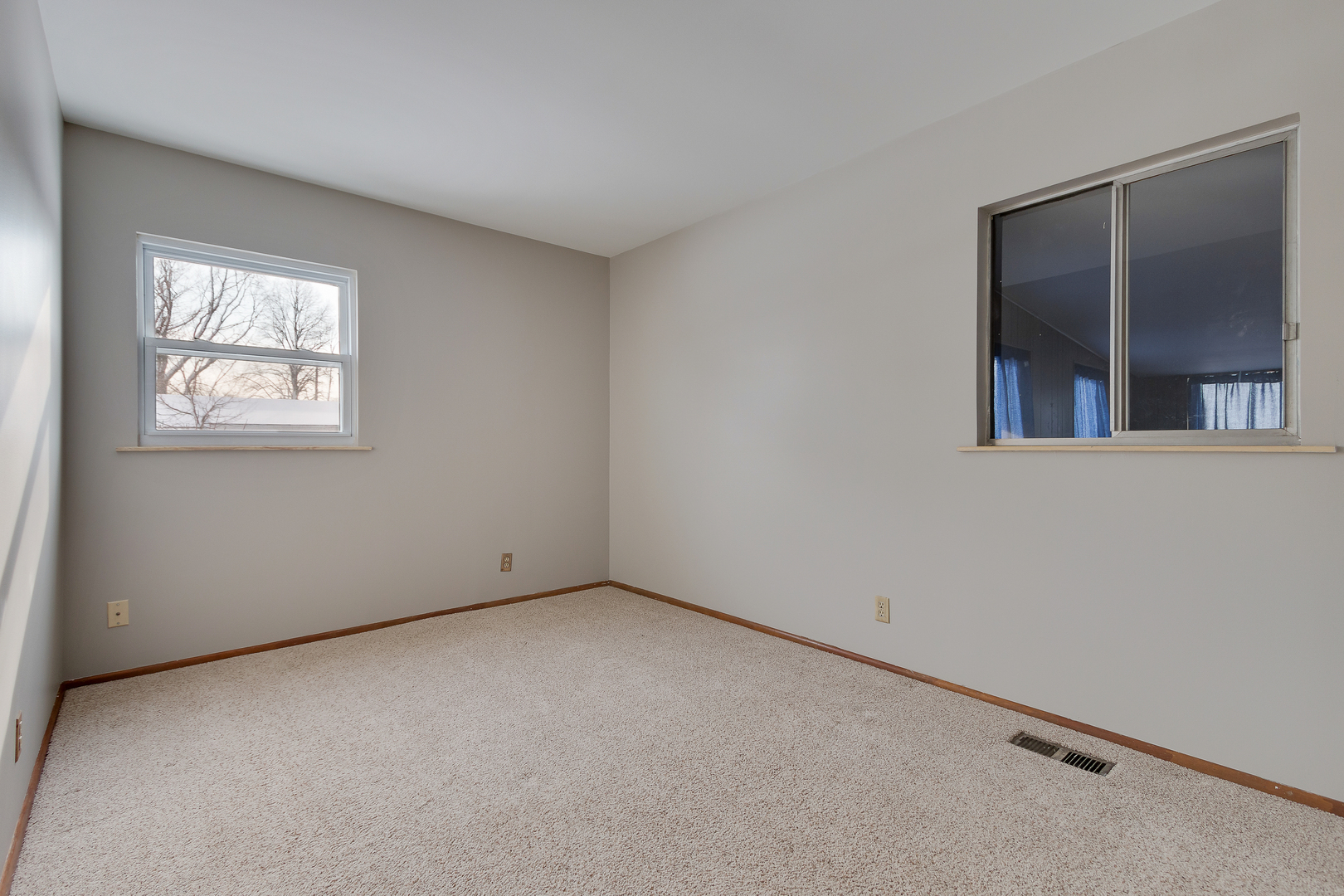 1240 Post Road Aurora, IL 60506 - Photo 13 of 15 an empty room with windows