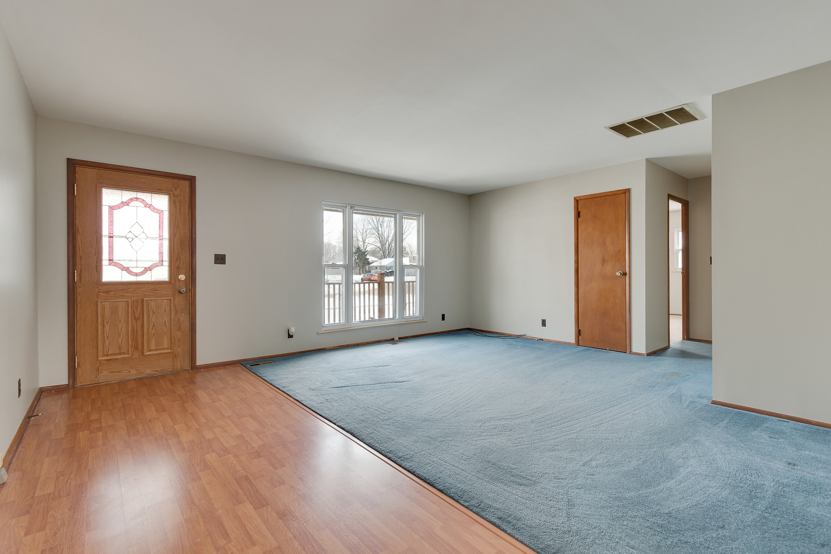 1240 Post Road Aurora, IL 60506 - Photo 3 of 15 an empty room with windows and closet