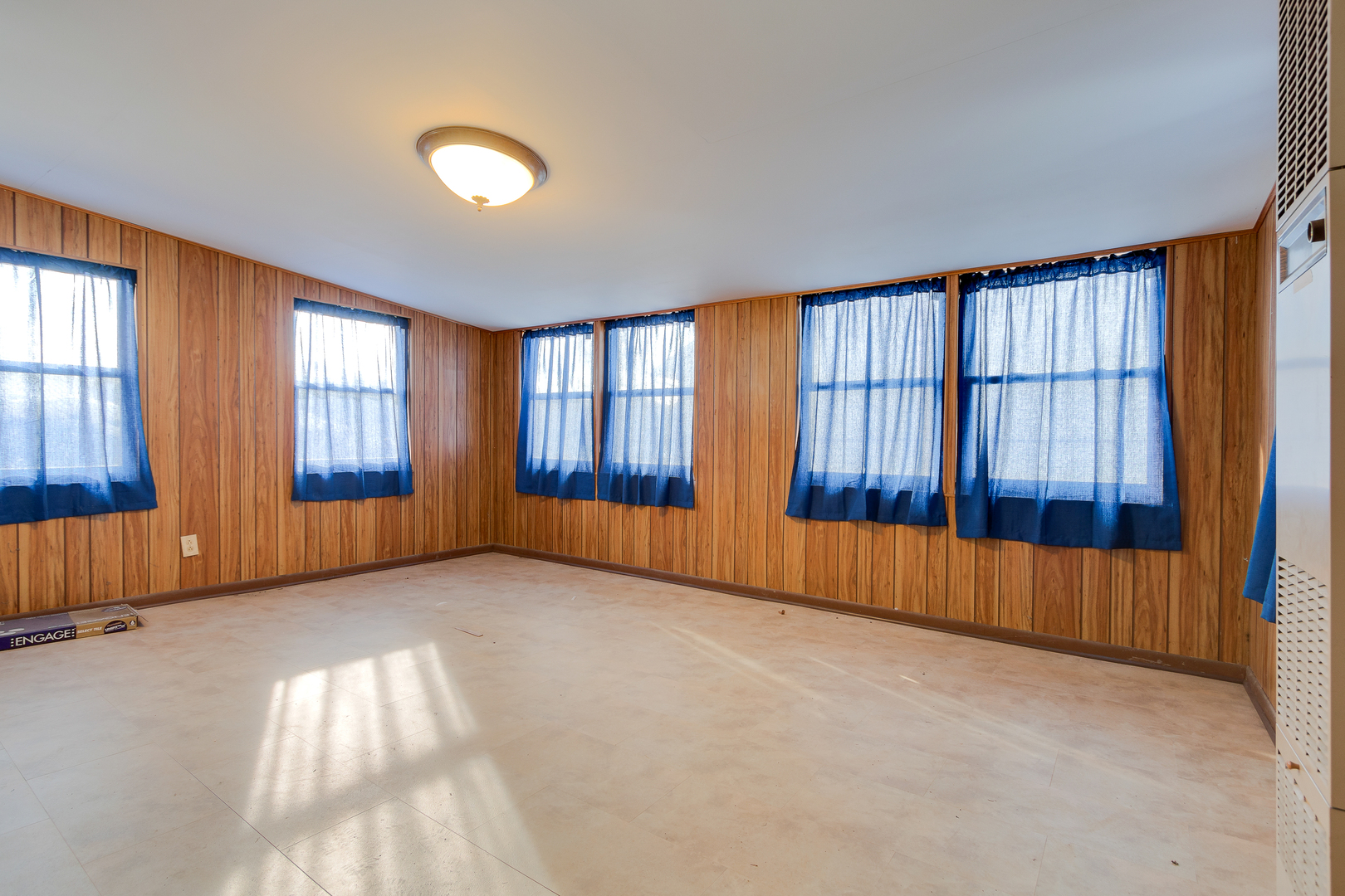 1240 Post Road Aurora, IL 60506 - Photo 10 of 15 an empty room with windows