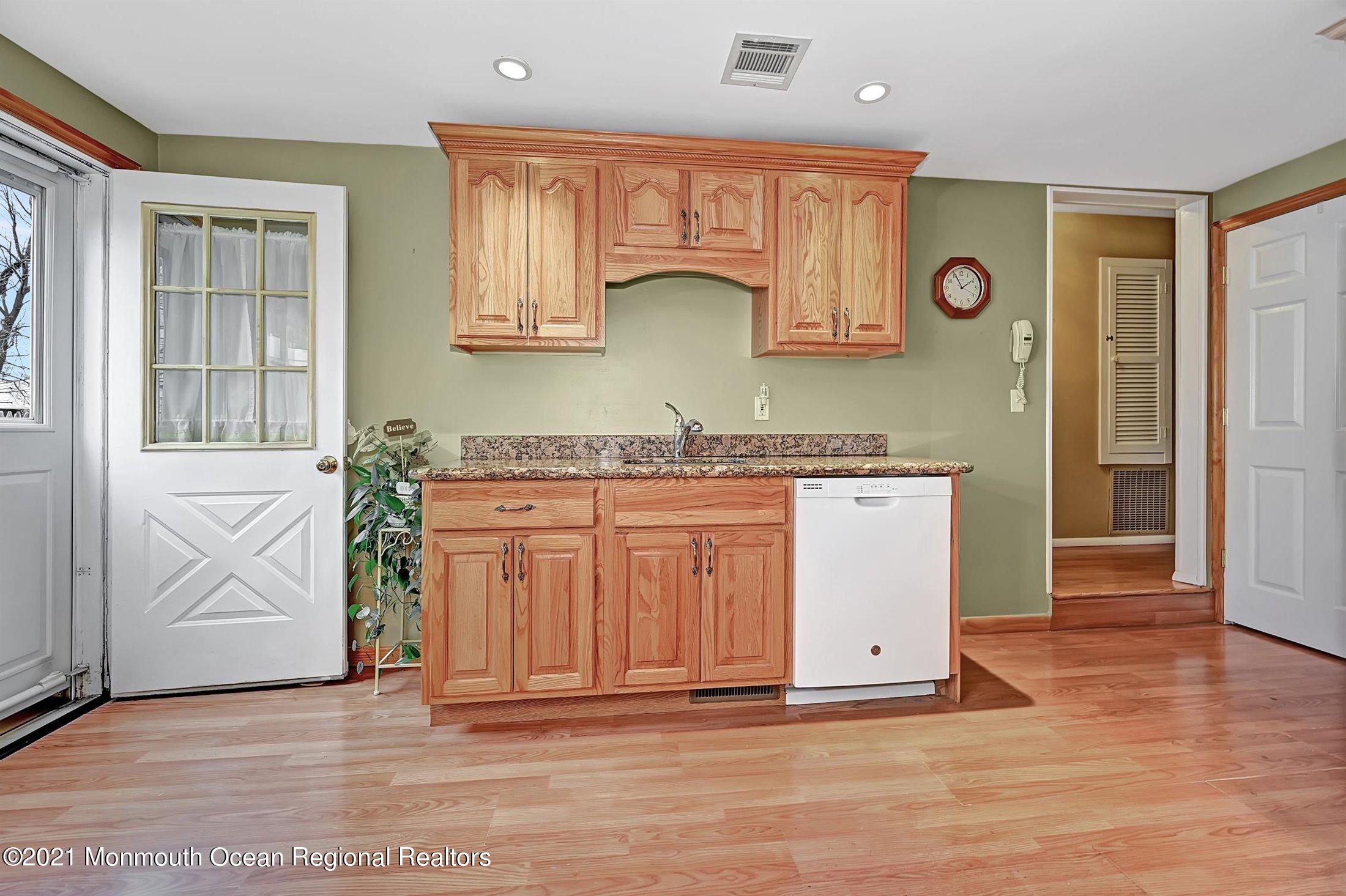 206 Middle Road Hazlet, NJ 07730 - Photo 13 of 25 14-Kitchen