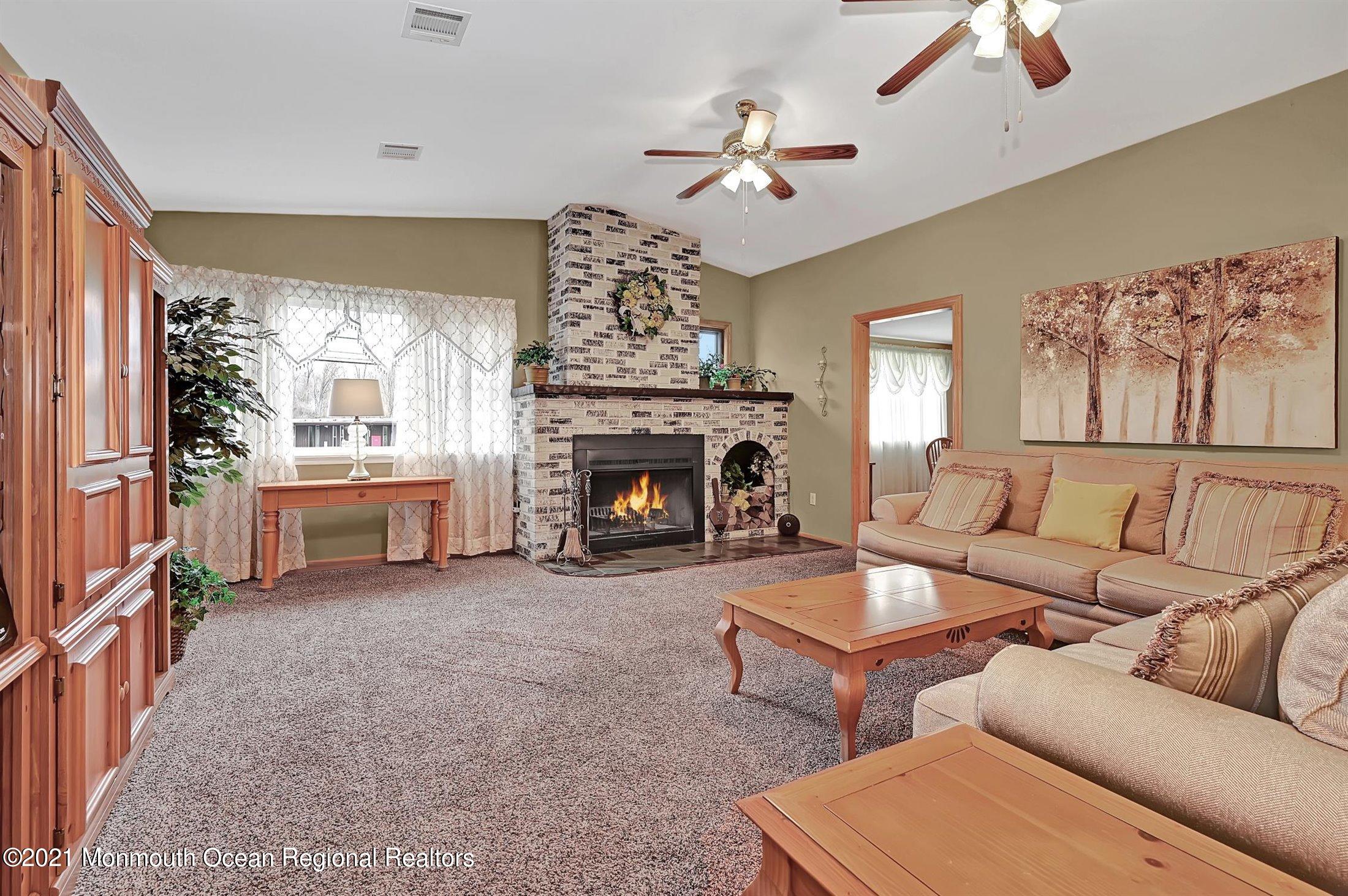 206 Middle Road Hazlet, NJ 07730 - Photo 3 of 25 04-Living