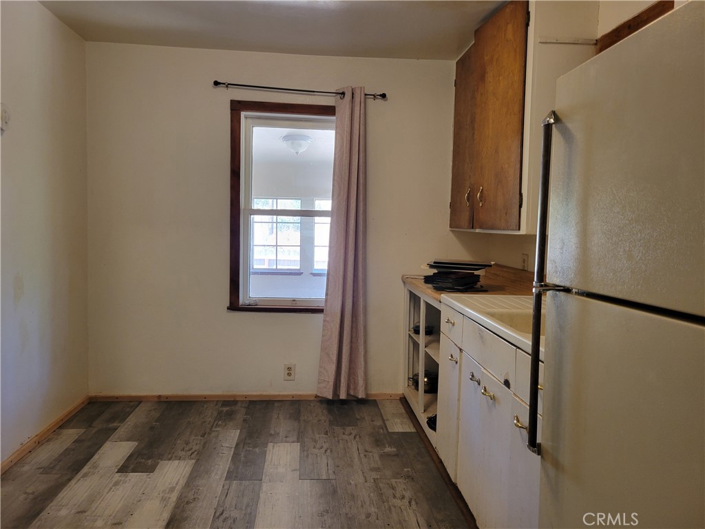 300 Bald Rock Road Berry Creek, CA 95916 - Photo 26 of 45 a kitchen with granite countertop a sink stove and refrigerator
