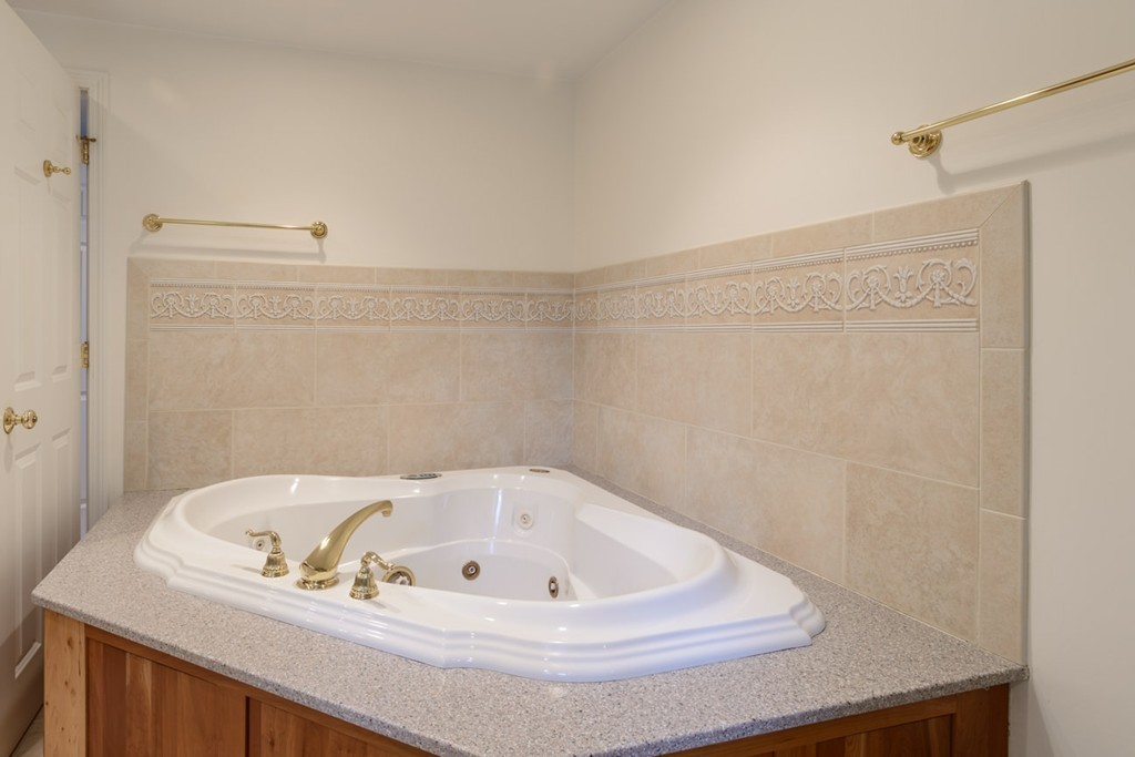 35 Norwich Road Wellesley, MA 02481 - Photo 15 of 25 a bathroom with a bathtub