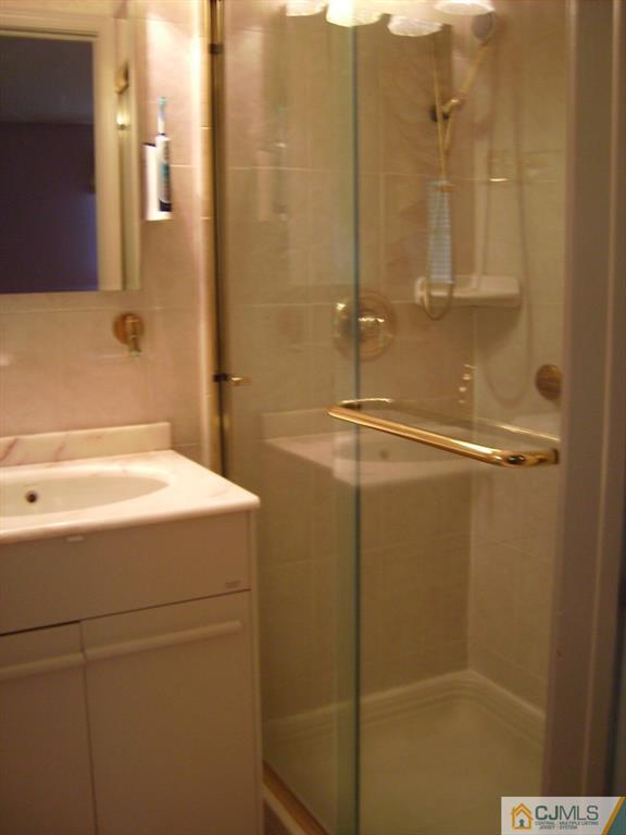 34 Landsdowne Road East Brunswick, NJ 08816 - Photo 13 of 19 Gallery Image 13