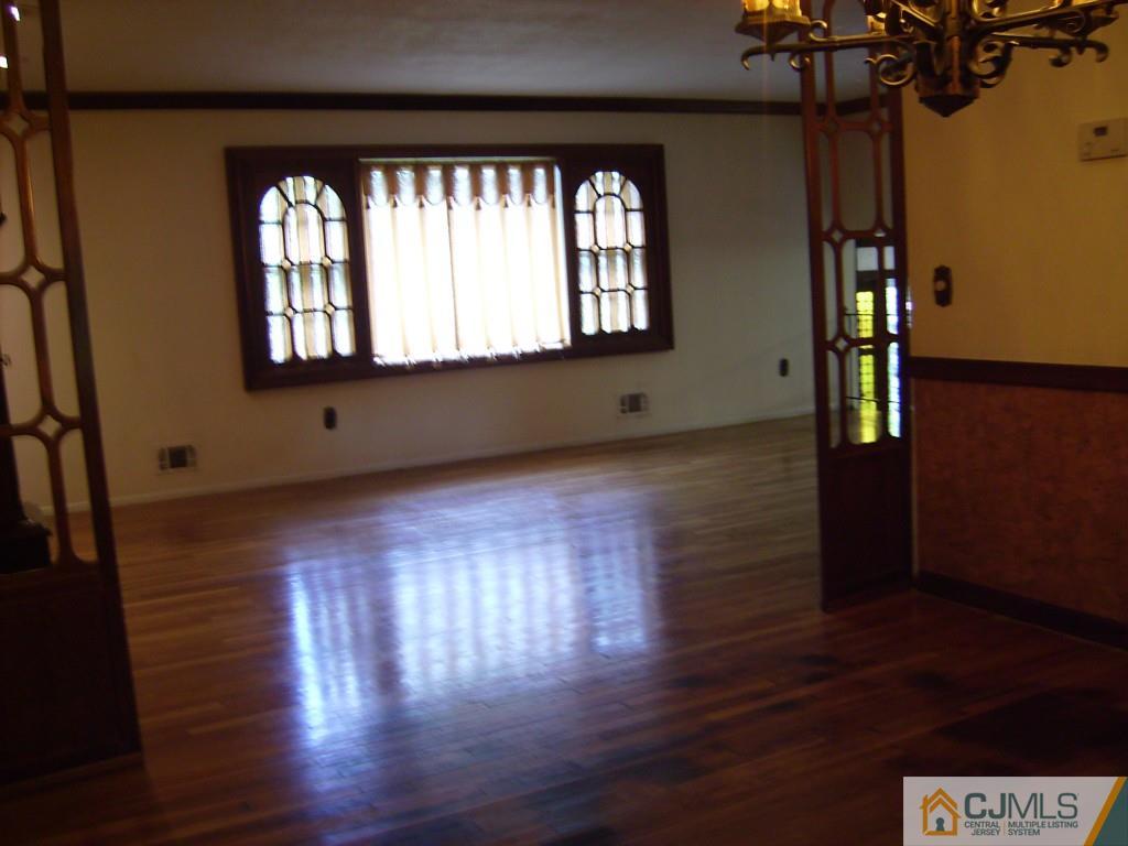 34 Landsdowne Road East Brunswick, NJ 08816 - Photo 5 of 19 Gallery Image 5