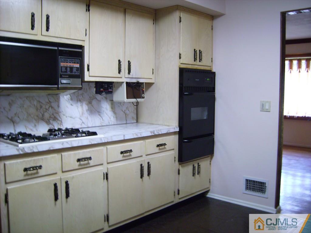 34 Landsdowne Road East Brunswick, NJ 08816 - Photo 9 of 19 Gallery Image 9