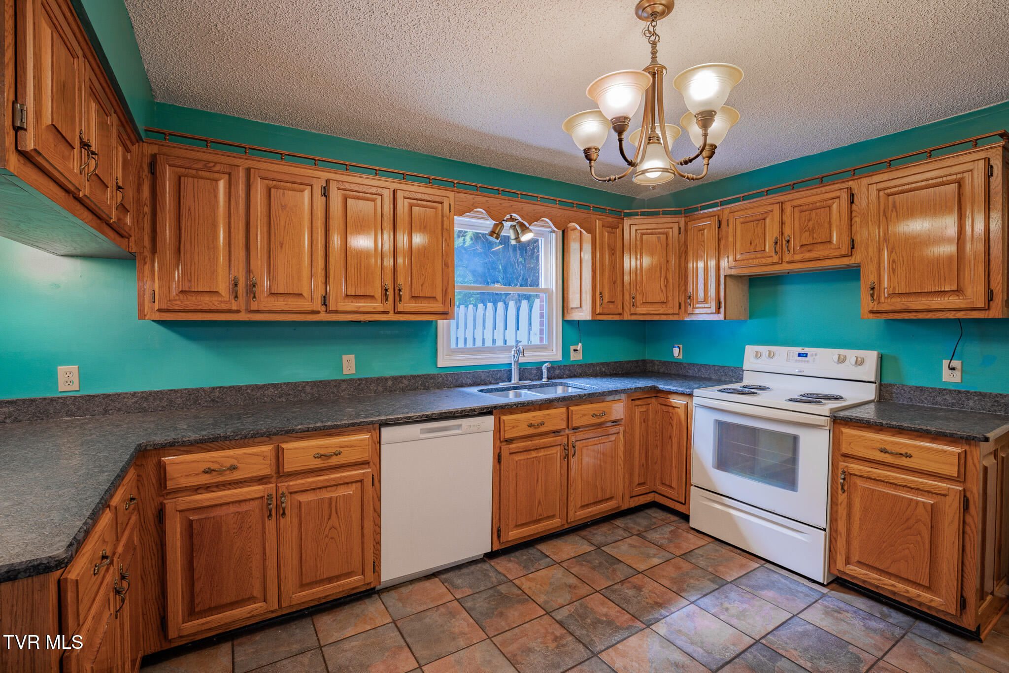 146 El Bowers Road Elizabethton, TN 37643 - Photo 7 of 40 1R9A7565-HDR