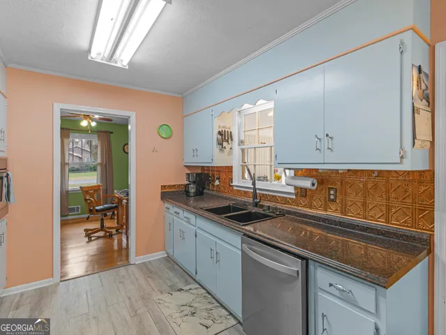 a view of an entryway with a livingroom