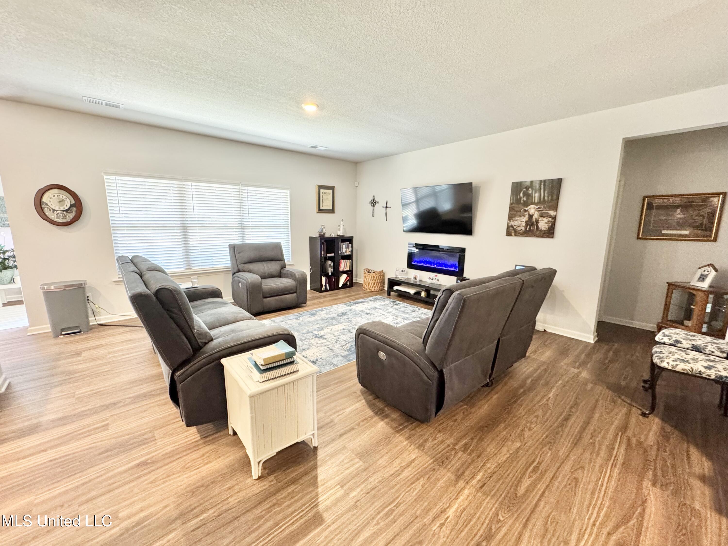 2347 Hyacinth Lane Hernando, MS 38632 - Photo 3 of 29 IMG_9483