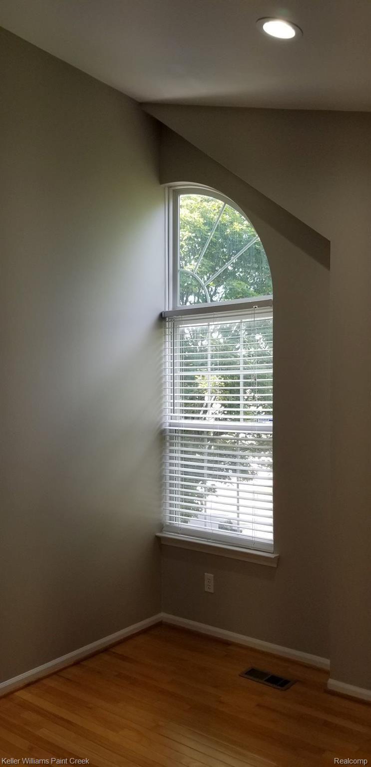 102 Eagle Ridge Road Lake Orion, MI 48360 - Photo 14 of 24 Bedroom.jpg