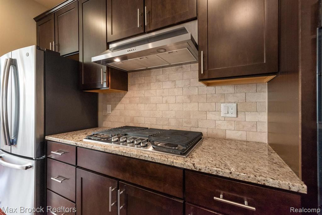 330 Glenhurst Boulevard Rochester Hills, MI 48307 - Photo 8 of 24