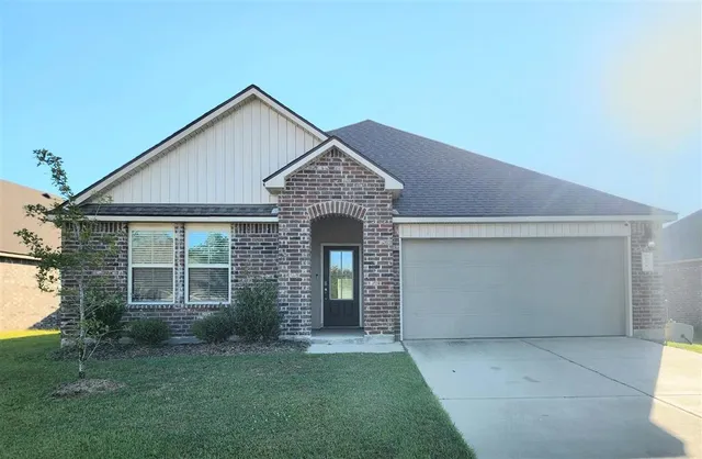$2,400 | 876 Gold Finch Way, Lake Charles, LA 70611