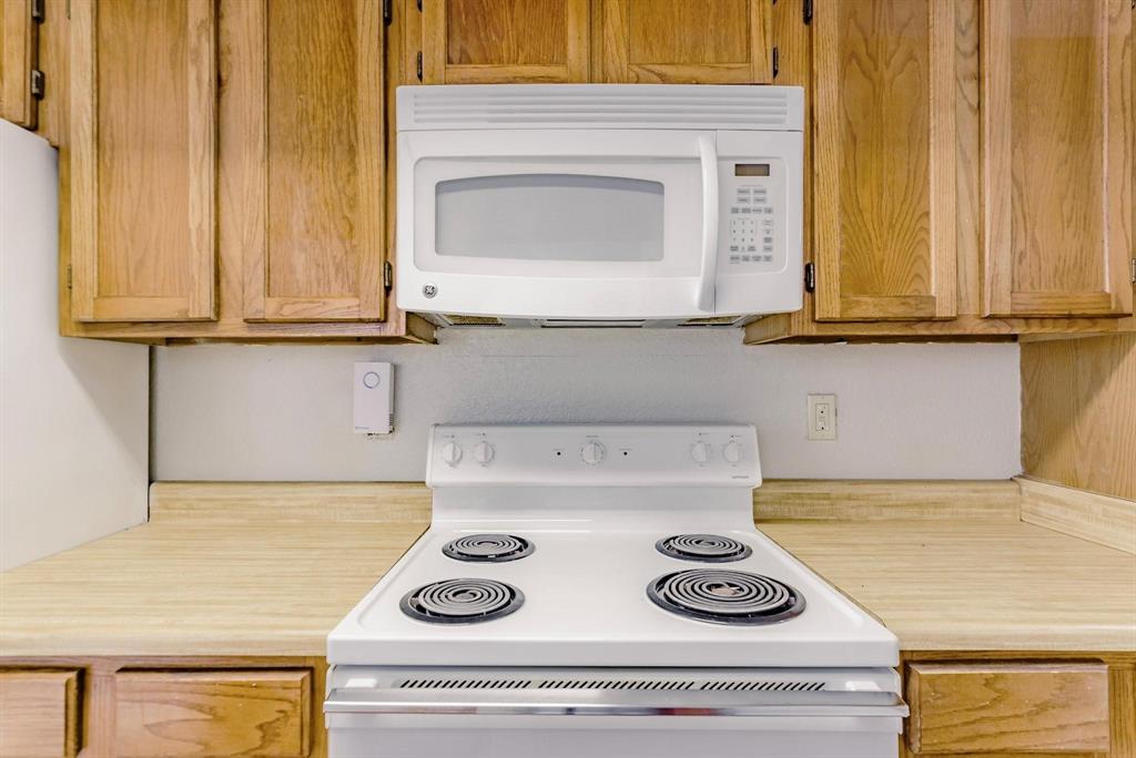 9823 Walnut Street, Unit L205 Dallas, TX 75243 - Photo 19 of 30 Kitchen
