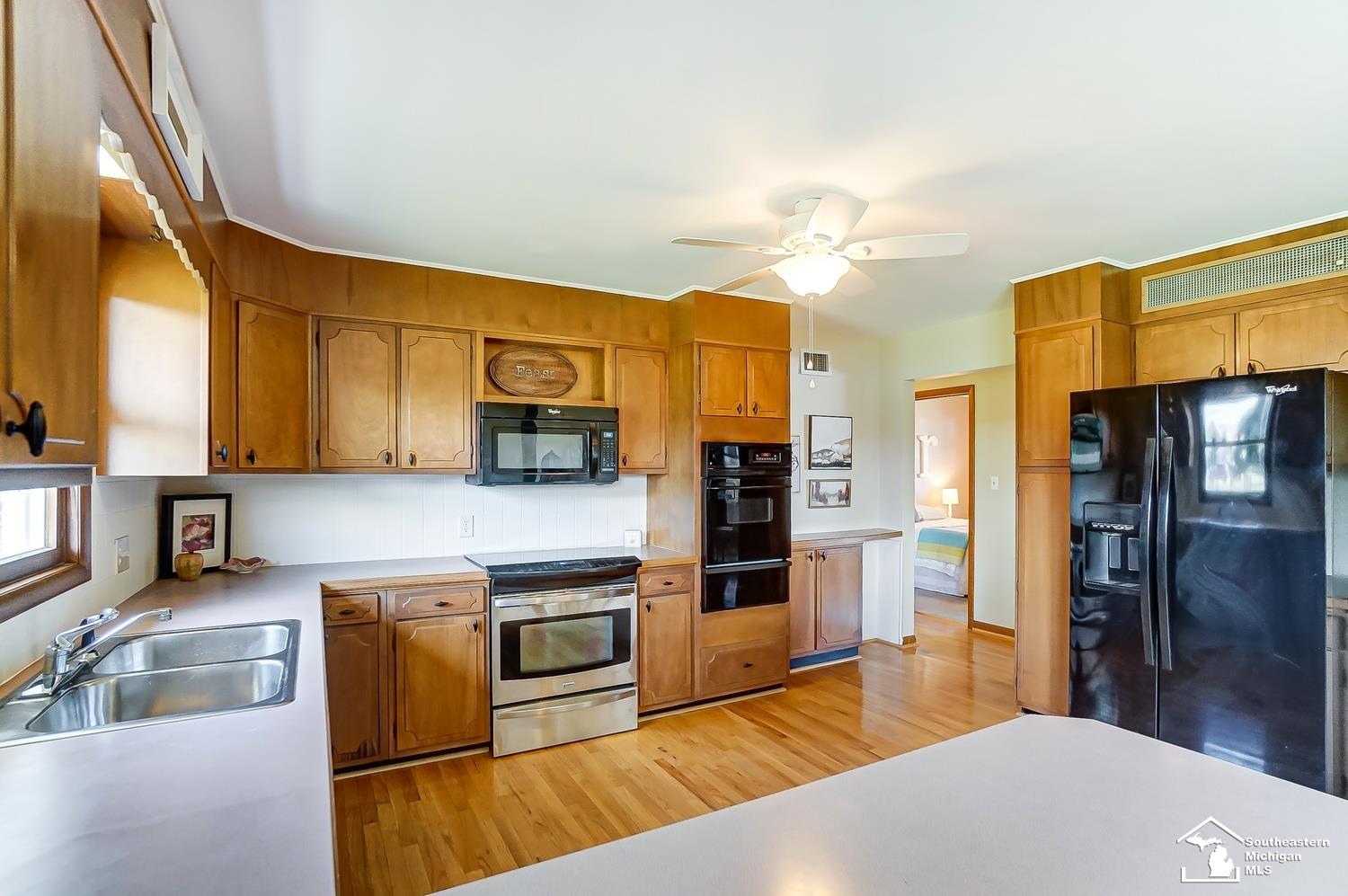944 South Raisinville Road Monroe, MI 48161 - Photo 9 of 32