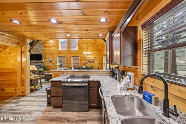 $925,000 | 551 Blackberry Ridge Way, Pigeon Forge, TN 37863