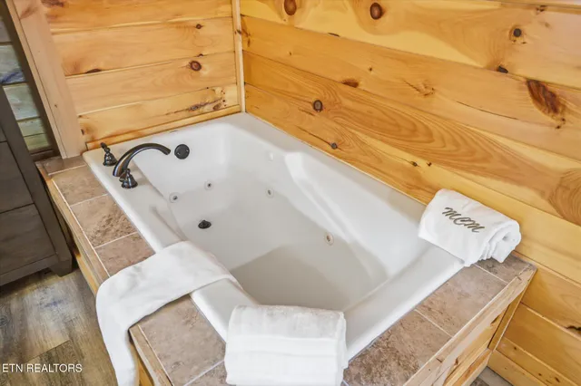 $925,000 | 551 Blackberry Ridge Way, Pigeon Forge, TN 37863