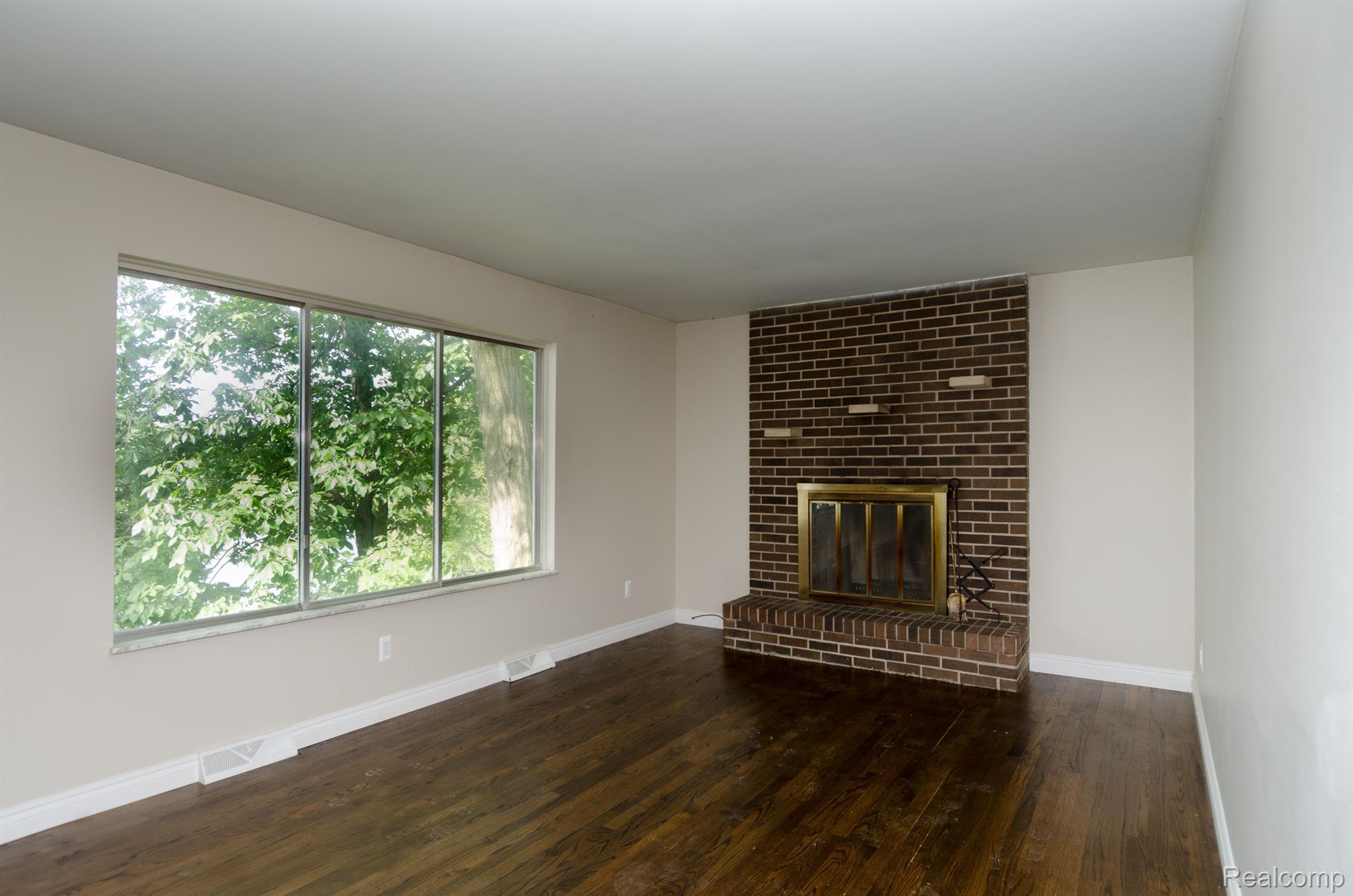 5335 Wayne Road White Lake, MI 48383 - Photo 13 of 29 5335 Wayne Rd - Living Room.