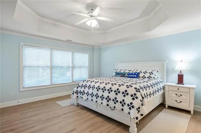 an aerial view of lake residential house with outdoor space and lake view