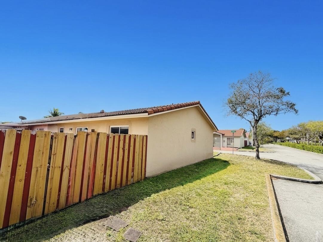 17255 Northwest 72nd Court Hialeah, FL 33015 - Photo 43 of 51 IMG_2549