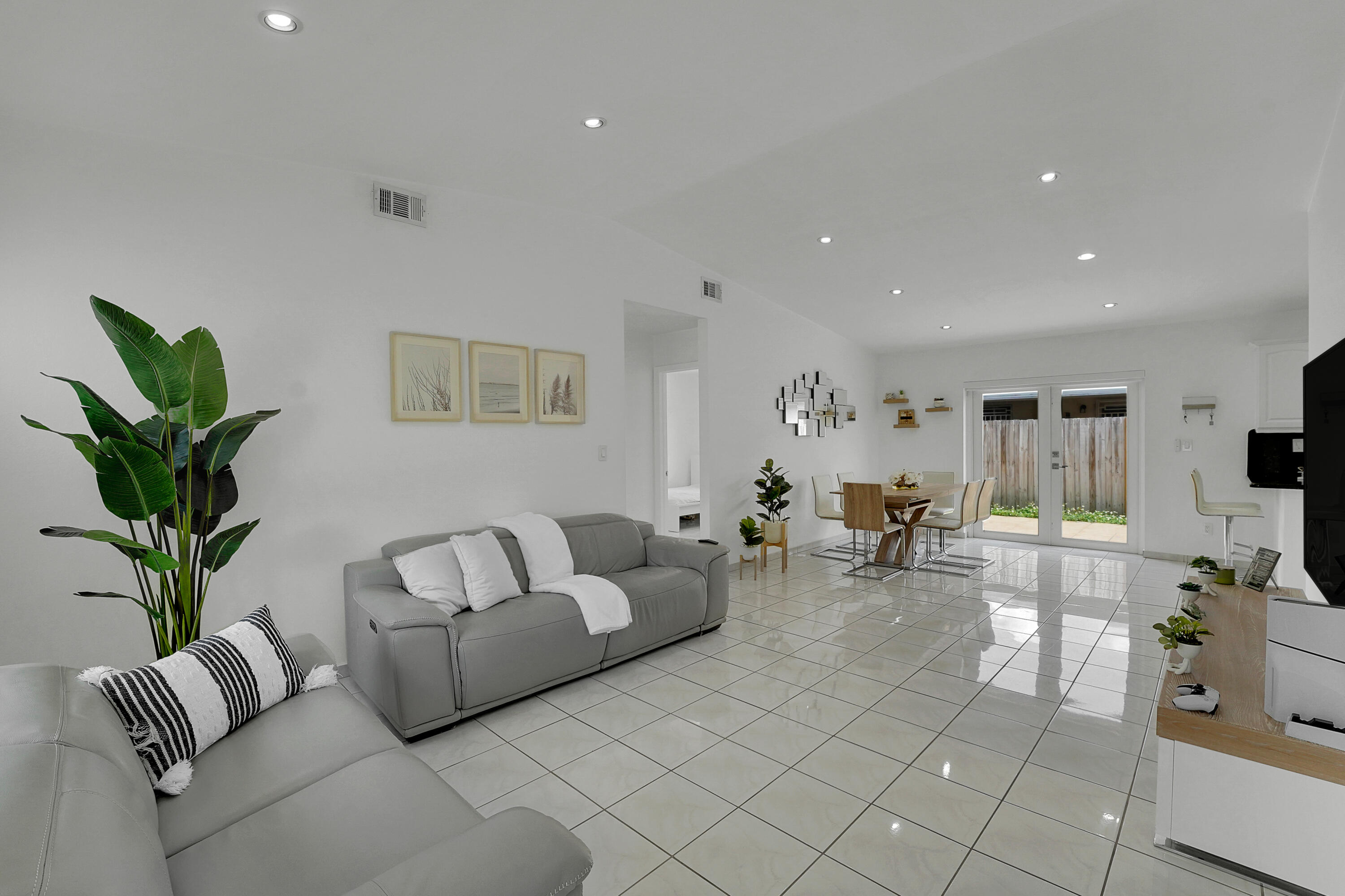 17255 Northwest 72nd Court Hialeah, FL 33015 - Photo 5 of 51 DSC02985