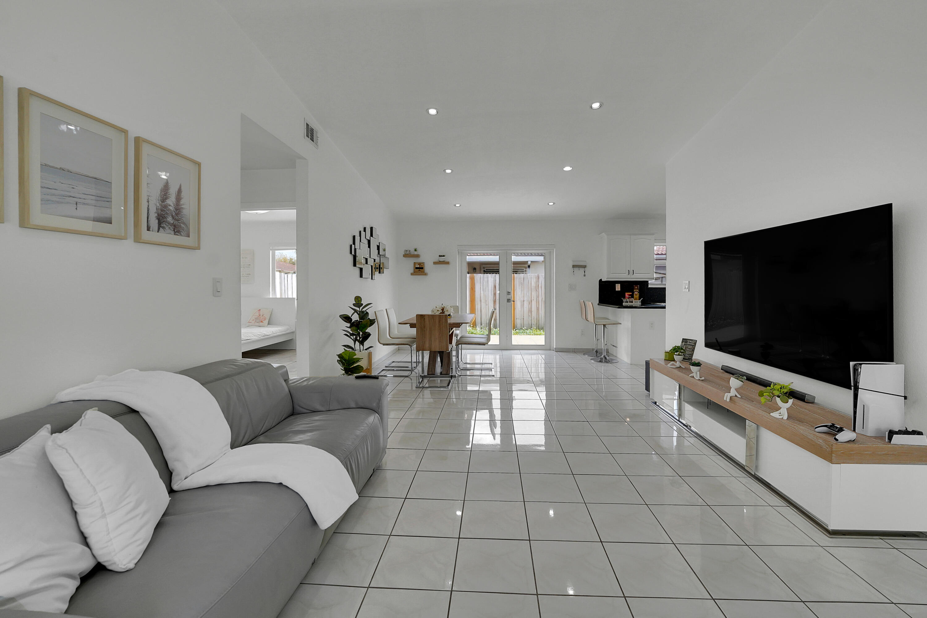 17255 Northwest 72nd Court Hialeah, FL 33015 - Photo 7 of 51 DSC02991