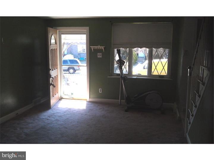 1035 South Lynbrook Road Darby, PA 19023 - Photo 3 of 12 Living Room