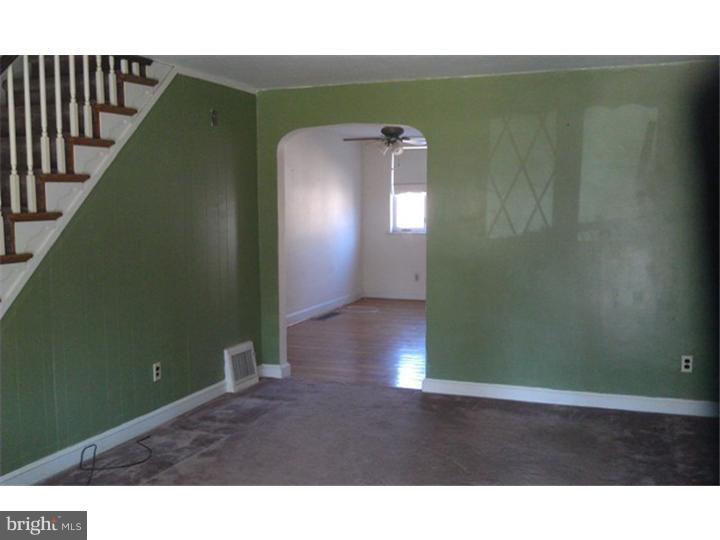 1035 South Lynbrook Road Darby, PA 19023 - Photo 4 of 12 Living Room