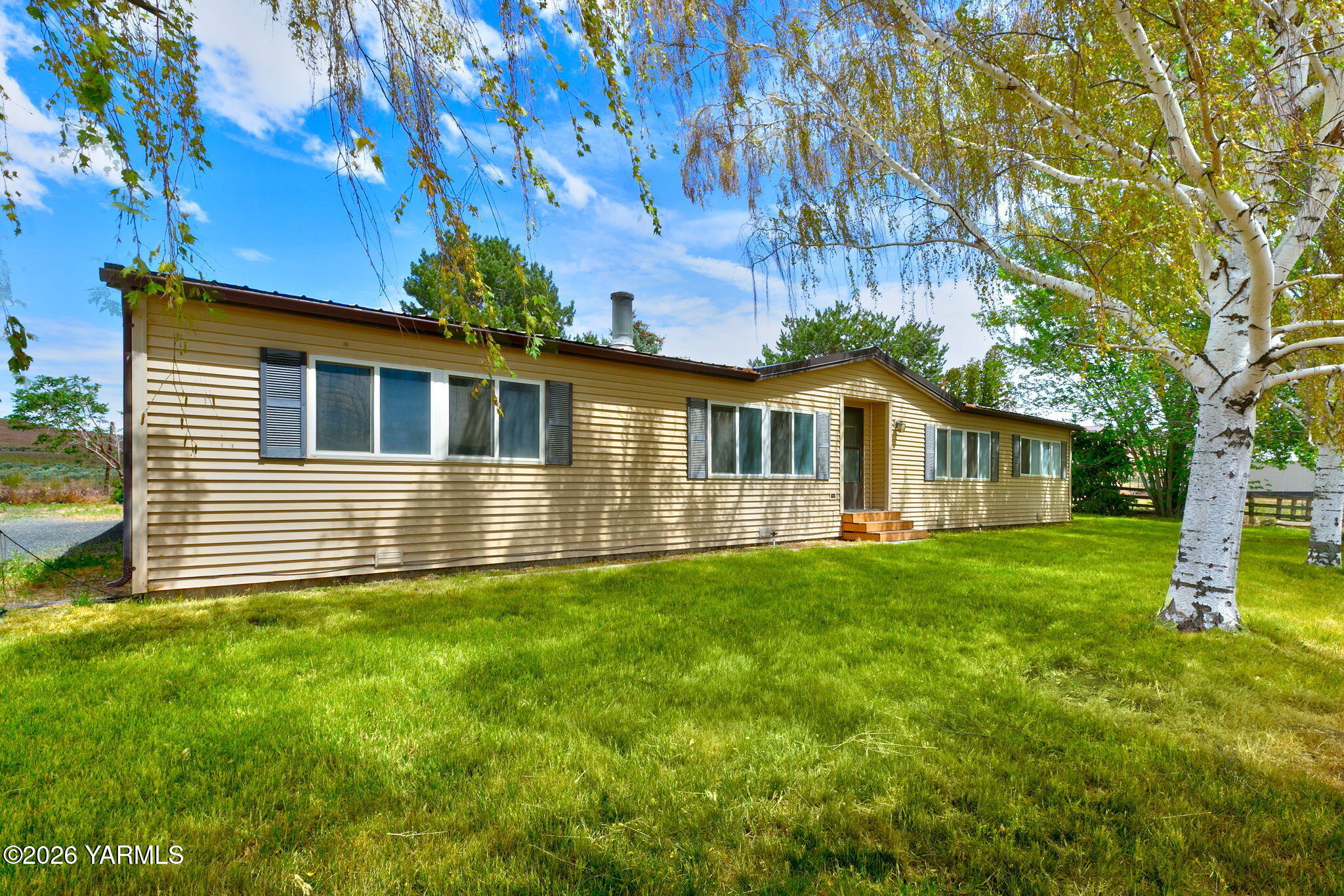 171 Gopher Road Selah, WA 98942 - Photo 1 of 24 a view of a house with a yard