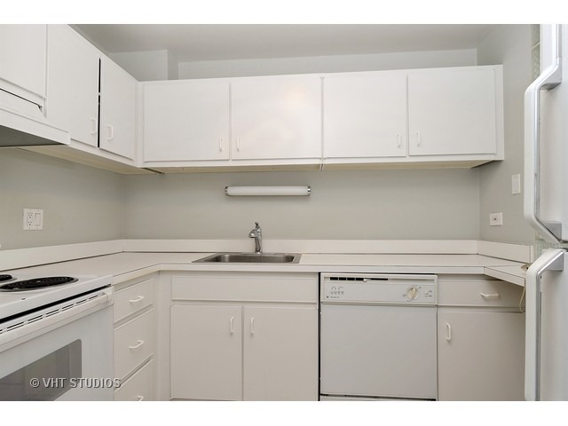 111 East Chestnut Street, Unit 20E Chicago, IL 60611 - Photo 4 of 10