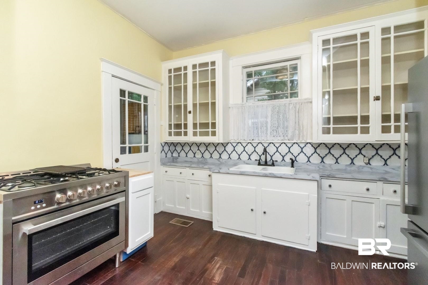 466 Michigan Avenue Mobile, AL 36604 - Photo 5 of 38 Luxury 5 burner gas stove is brand new.