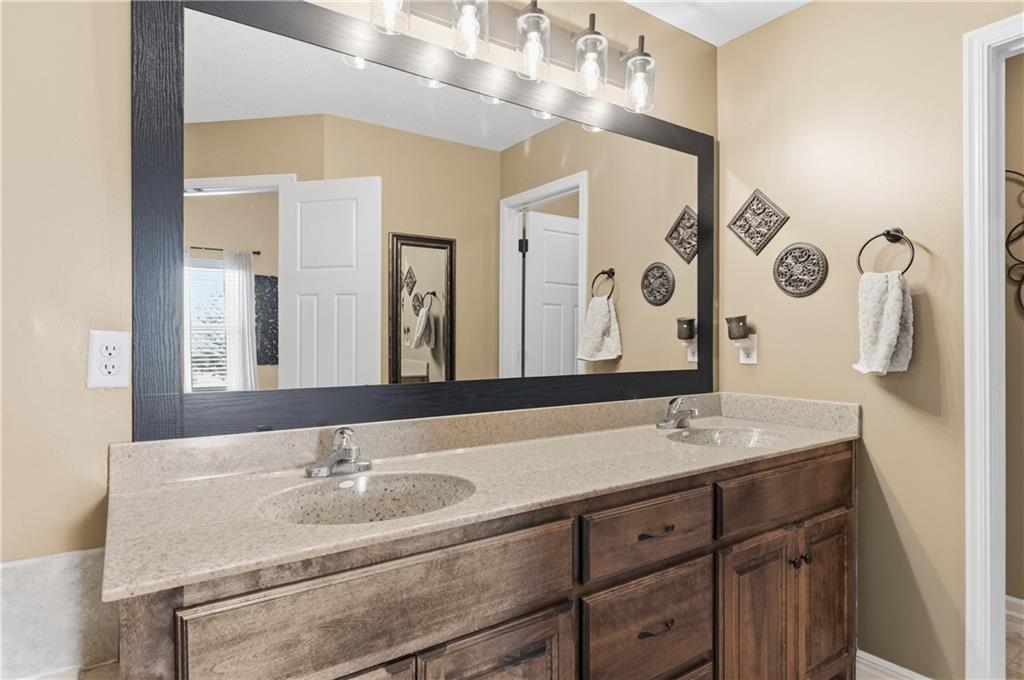4911 141st Terrace Basehor, KS 66007 - Photo 12 of 24
