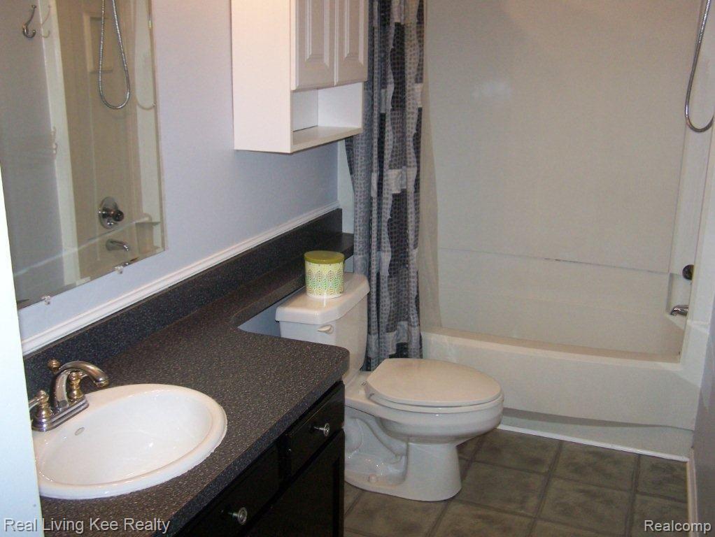 745 Kirkton Court Rochester, MI 48307 - Photo 12 of 13 013.jpg