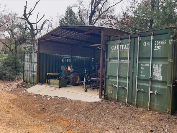 a view of back yard of the house