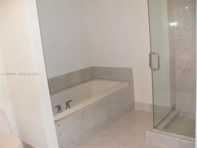 a view of entryway and kitchen