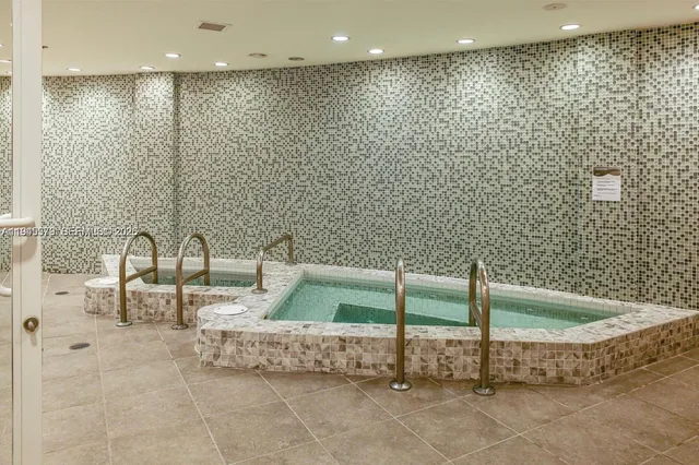 $3,100 | 244 Biscayne Boulevard, Unit 1210, Miami, FL 33132