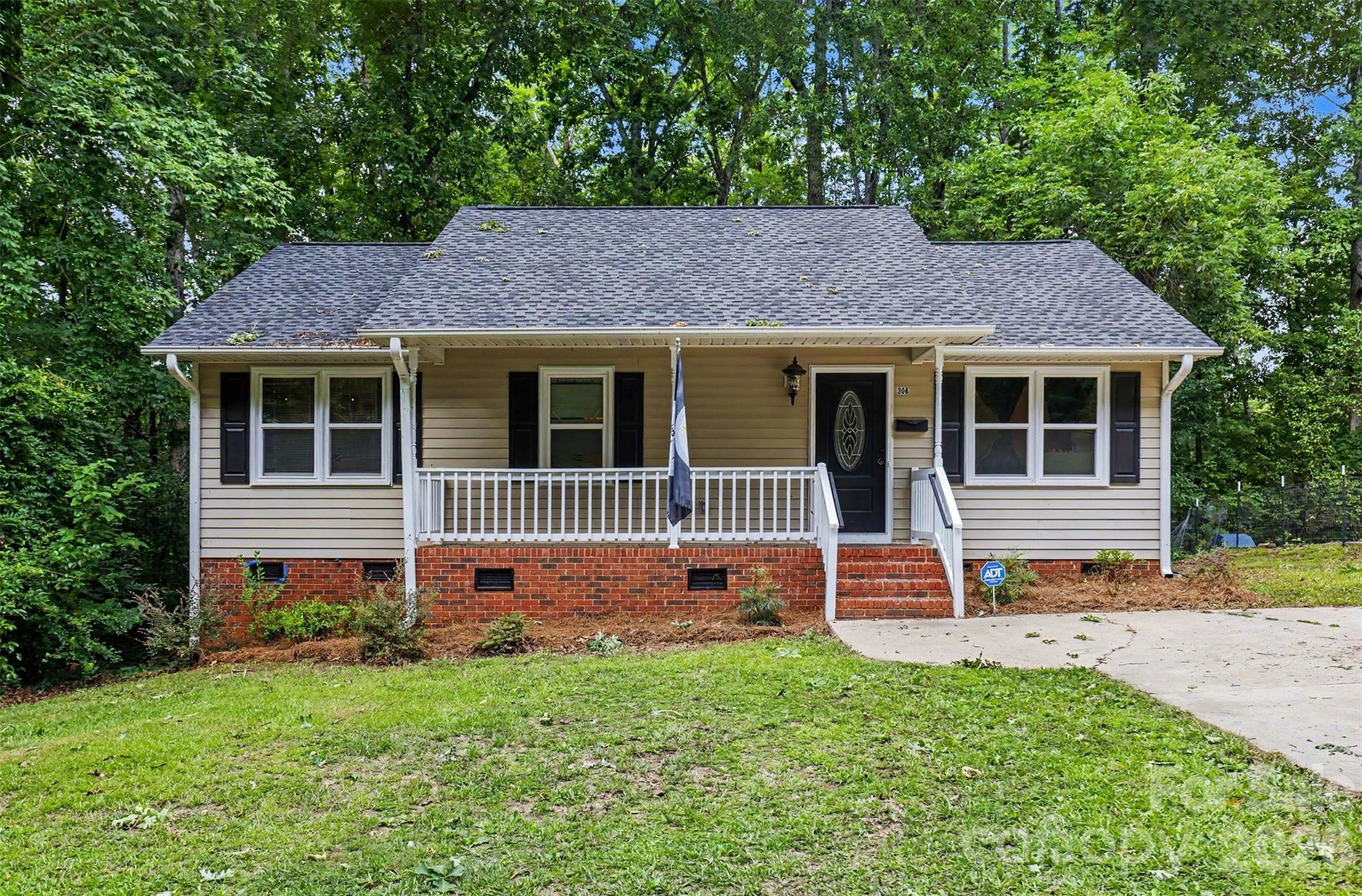 308 Kershaw Street Lancaster, SC 29720 - Photo 2 of 28