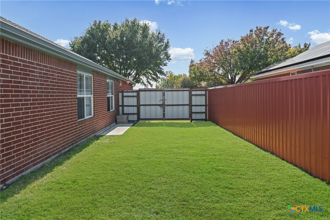 305 James Loop Killeen, TX 76542 - Photo 32 of 32 a view of a backyard with a garden
