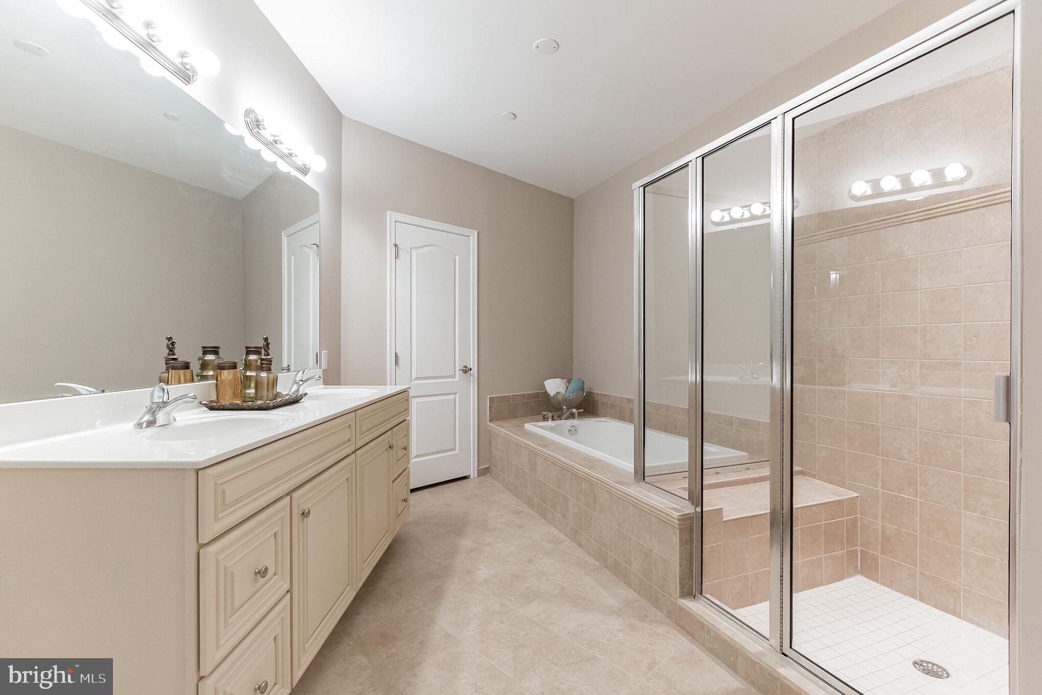 513 Carson Terrace, Unit 513 Huntingdon Valley, PA 19006 - Photo 17 of 20 Primary Bathroom