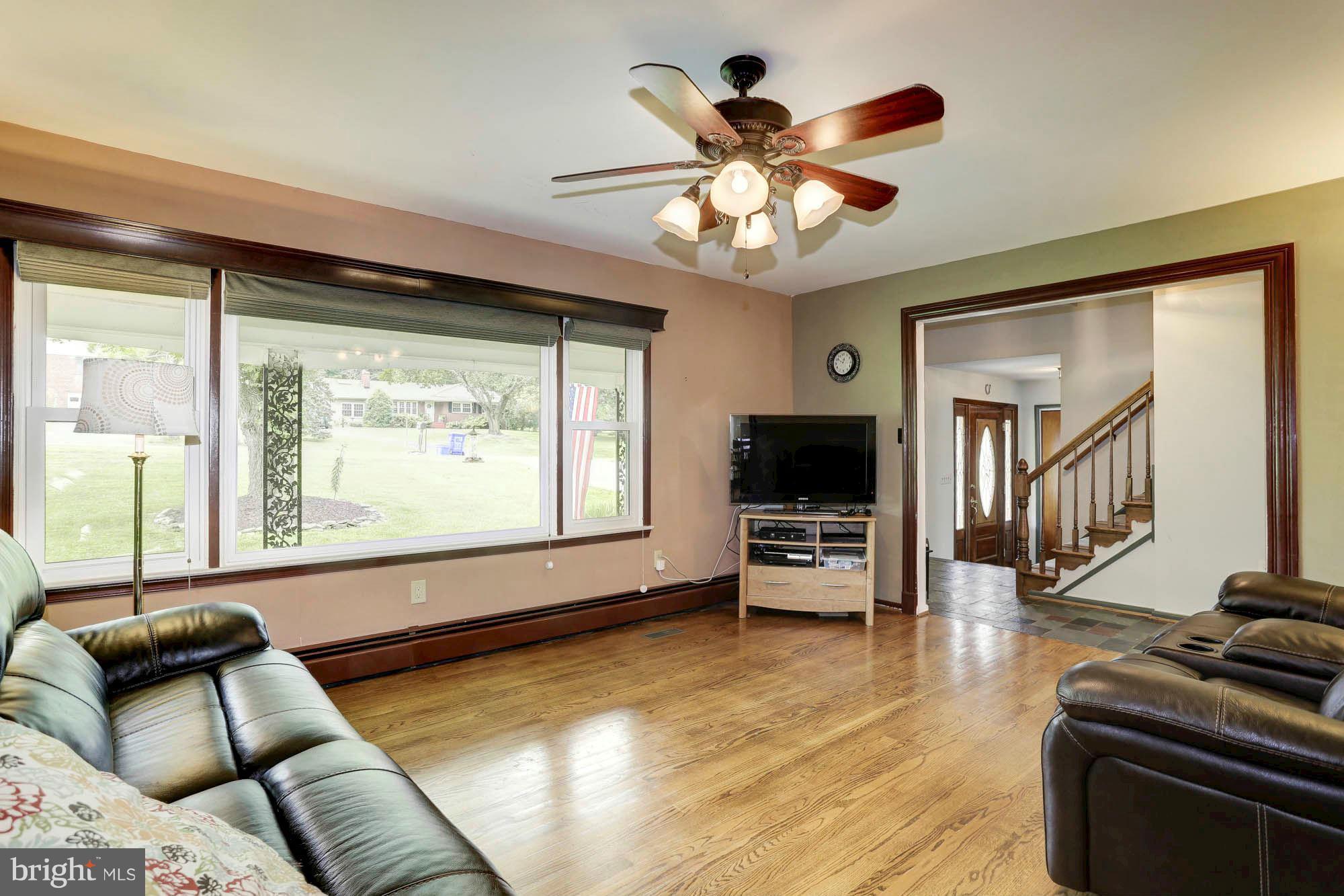 9105 Gue Road Damascus, MD 20872 - Photo 3 of 30 Living Room