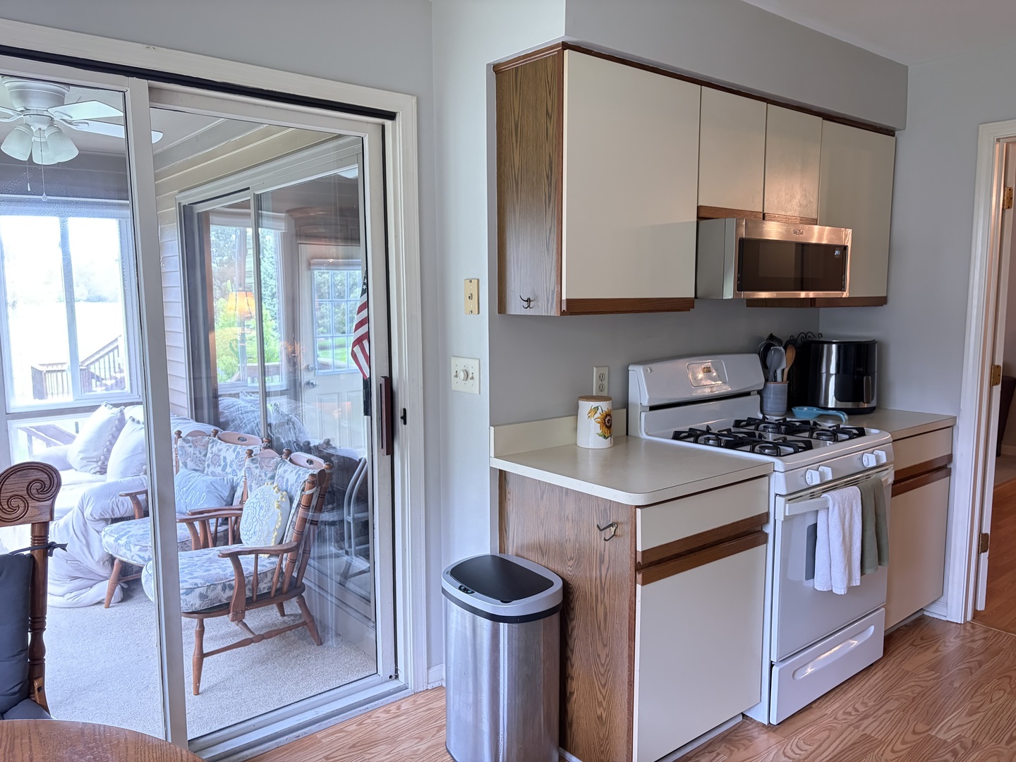 318 Dunham Place Commons, Unit 318 St. Charles, IL 60174 - Photo 8 of 20 a kitchen with a stove and a microwave