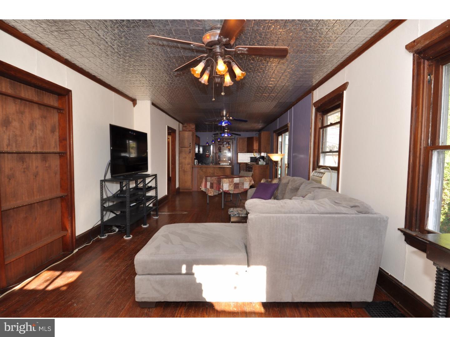 386 Mansfield Road East Columbus, NJ 08022 - Photo 2 of 24 Living Room
