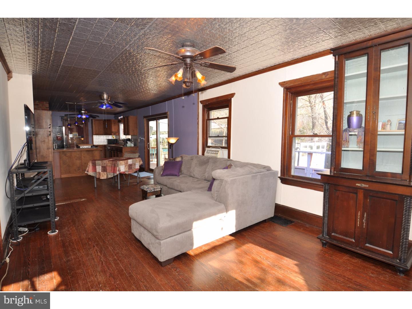 386 Mansfield Road East Columbus, NJ 08022 - Photo 3 of 24 Living Room