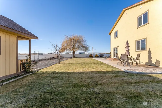 a view of back yard of the house