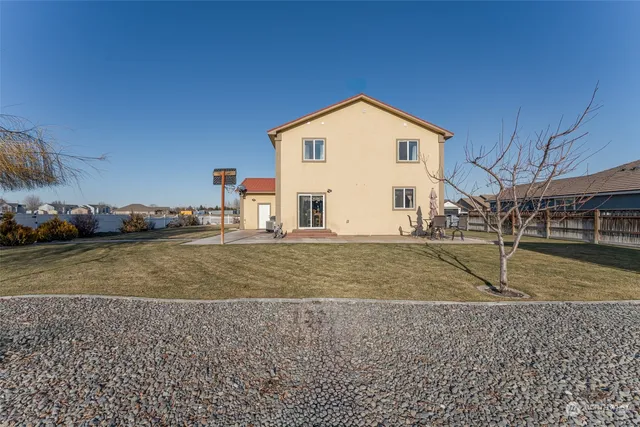 a view of a house with backyard