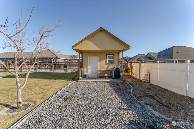 a view of a house with backyard