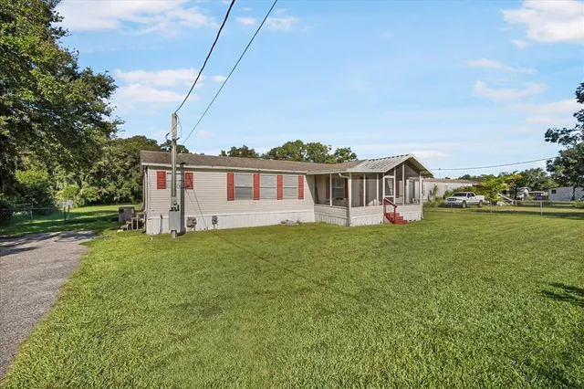 a view of a house with backyard and garden