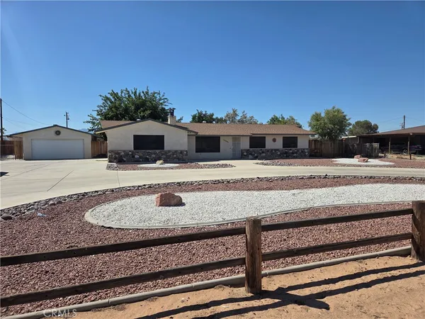 $2,500 | 13881 Jicarilla Road, Apple Valley, CA 92307