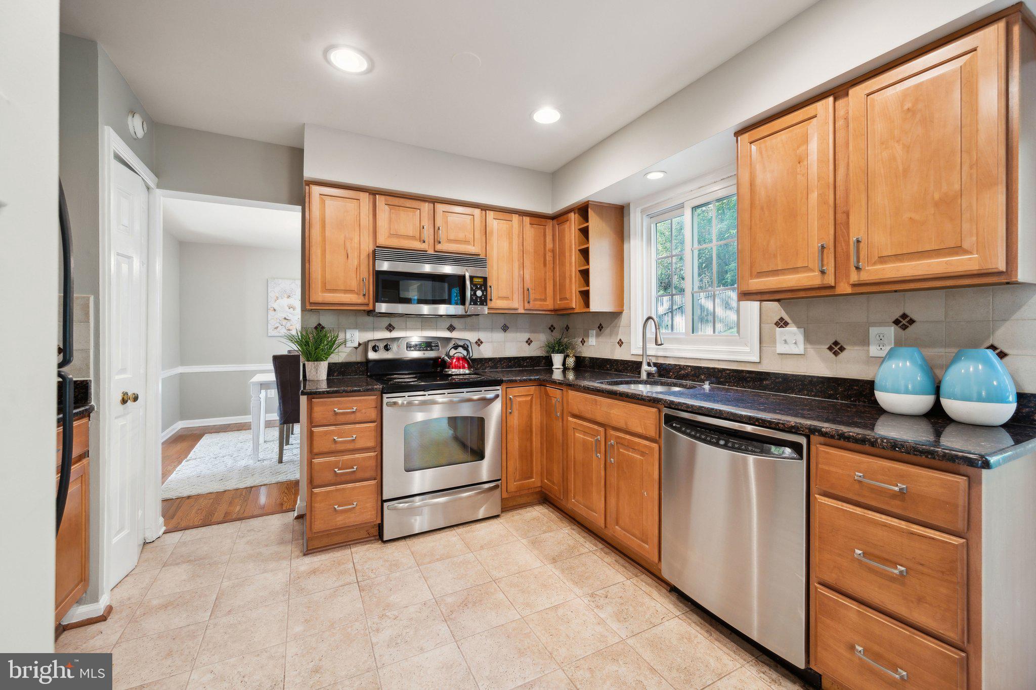 11421 Classical Lane Silver Spring, MD 20901 - Photo 9 of 35 Kitchen with stainless steel appliances